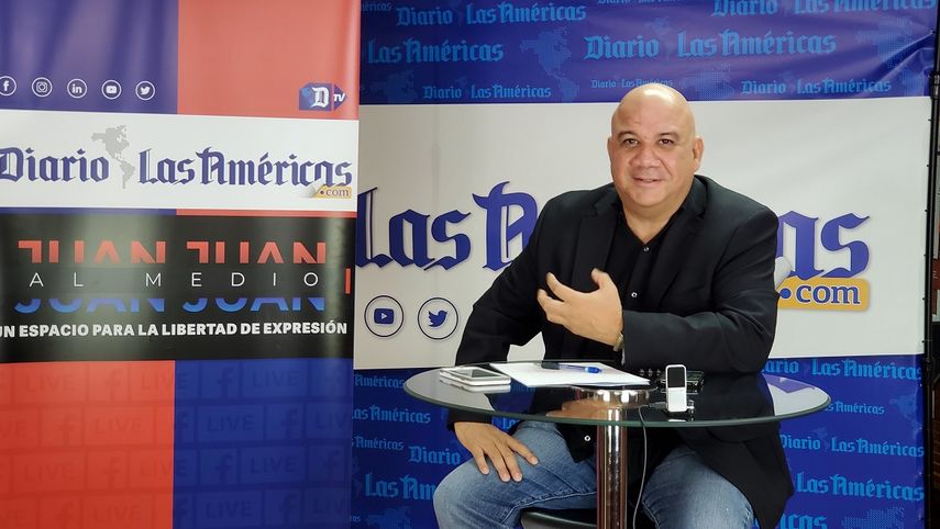 Juan Juan Almeida presenta su espacio dedicado a la actualidad cubana desde la redacción de Diario Las Américas.