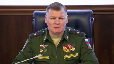 En esta foto de archivo del 13 de abril de 2018, el vocero del Ministerio de Defensa ruso, mayor general Igor Konashenkov, habla en una sesión informativa en Moscú. &nbsp;
