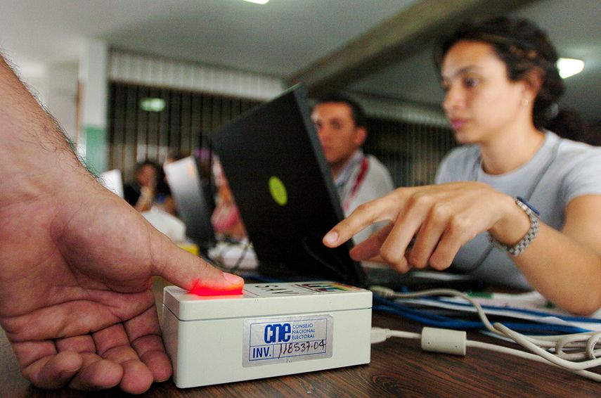 Un votante plasma su huella digital antes de votar durante el proceso automatizado de votación implantado por el Consejo Nacional Electoral de Venezuela. (EFE)