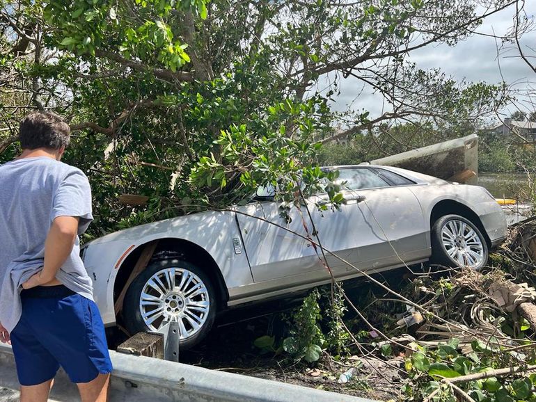 Un vehículo afectado por el huracán en Bonita Springs. 