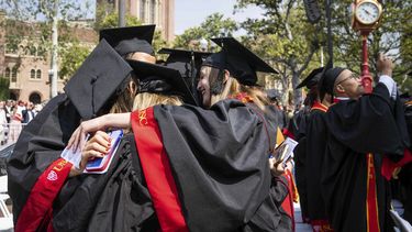 Estudiantes celebran una graduación&nbsp;