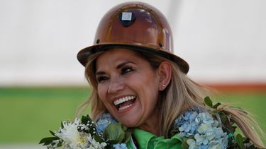 La presidenta interina de Bolivia, Jeanine &Aacute;&ntilde;ez, se r&iacute;e durante un mitin de campa&ntilde;a en La Paz, Bolivia, el domingo 8 de marzo de 2020. El Tribunal Supremo Electoral de Bolivia fij&oacute; el 6 de septiembre como fecha para las elecciones presidenciales.&nbsp;