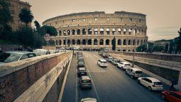 Vista de una calle en Roma que conduce hacia El Coliseo.&nbsp;