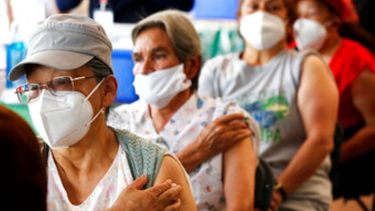 Personas mayores de 60 años esperan en observación luego de recibir su segunda dosis de la vacuna AstraZeneca COVID-19 en el Estadio Olímpico Universitario de la Ciudad de México