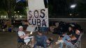 Cubanos acampan en Washignton y cuidan carteles para, la que se supone, sea hoy otra jornada de protestas Cubanos acampan en Washignton y cuidan carteles para, la que se supone, sea hoy otra jornada de protestas