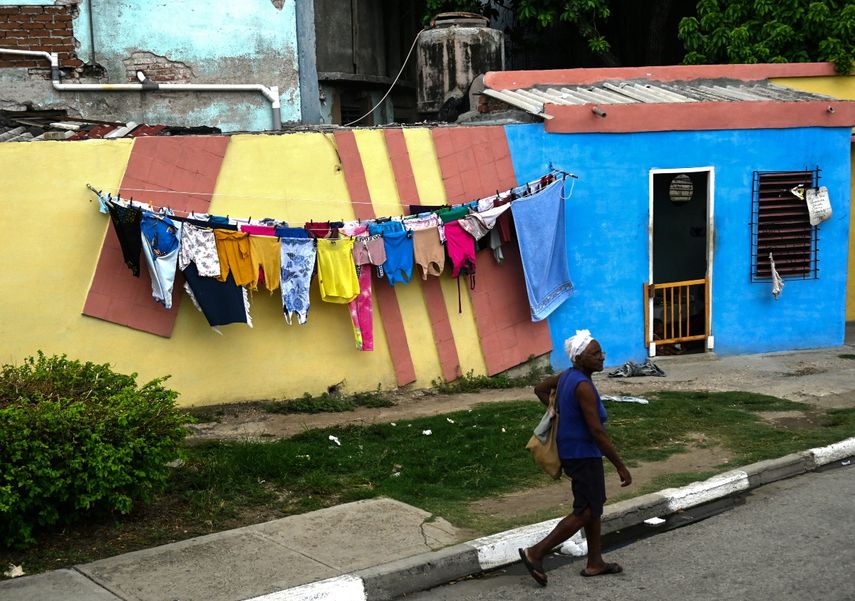 Una mujer camina por la calle del poblado de El Cobre en la provincia de Santiago de Cuba.&nbsp;