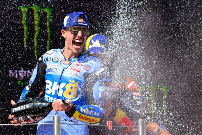 El piloto español de MotoGP, Alex Márquez, del equipo BK8 Gresini Racing, celebra en el podio tras ganar la carrera del Gran Premio de Cataluña de MotoGP en el Circuit de Catalunya el 7 de septiembre de 2025 en Montmeló, a las afueras de Barcelona. (