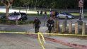 Agentes de policía dejan el lugar de un tiroteo en el parque Peck, el domingo 24 de julio de 2022, en San Pedro, California.