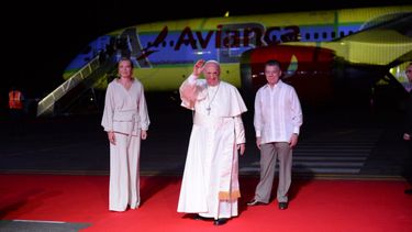 El Sumo Pontífice se despidió en la pista del presidente colombiano, Juan Manuel Santos; de la primera dama, María Clemencia Rodríguez, y de altos funcionarios del Estado.