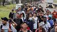 Migrantes caminan por la carretera como parte de una caravana que busca llegar a la capital mexicana en Tapachula, estado de Chiapas, México, el 1 de octubre de 2025. Una caravana de unos 1,500 migrantes de diversas nacionalidades partió del sur de México el miércoles hacia la capital del país para exigir documentos que les permitan regularizar su situación.