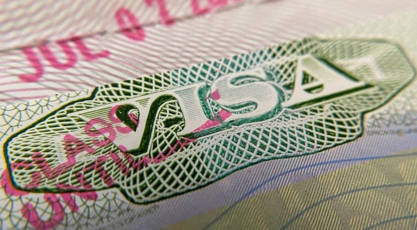 Un sello de visa en un pasaporte extranjero en Los Ángeles, Estados Unidos.&nbsp;