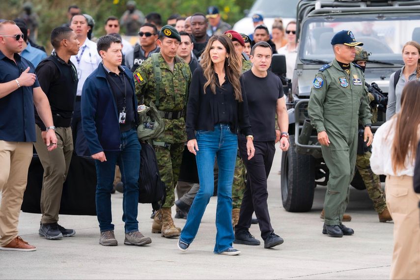 La Secretaria de Seguridad Nacional de Estados Unidos, Kristi Noem (izquierda), y el presidente de Ecuador, Daniel Noboa (derecha), recorren la Base Aérea Eloy Alfaro en Manta, Ecuador, el 5 de noviembre de 2025.