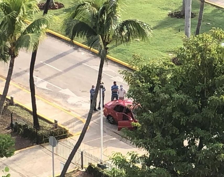 El carro rojo en el que fue secuestrada la artista Tania Bruguera, chapa (P076624), por agentes de la Seguridad del Estado cubano vestidos de civil.&nbsp;