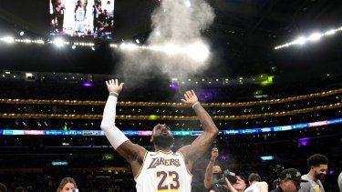 LeBron James, de los Lakers de Los Ángeles, arroja brea al aire antes de un partido ante los Nuggets de Denver, el sábado 2 de marzo de 2024 