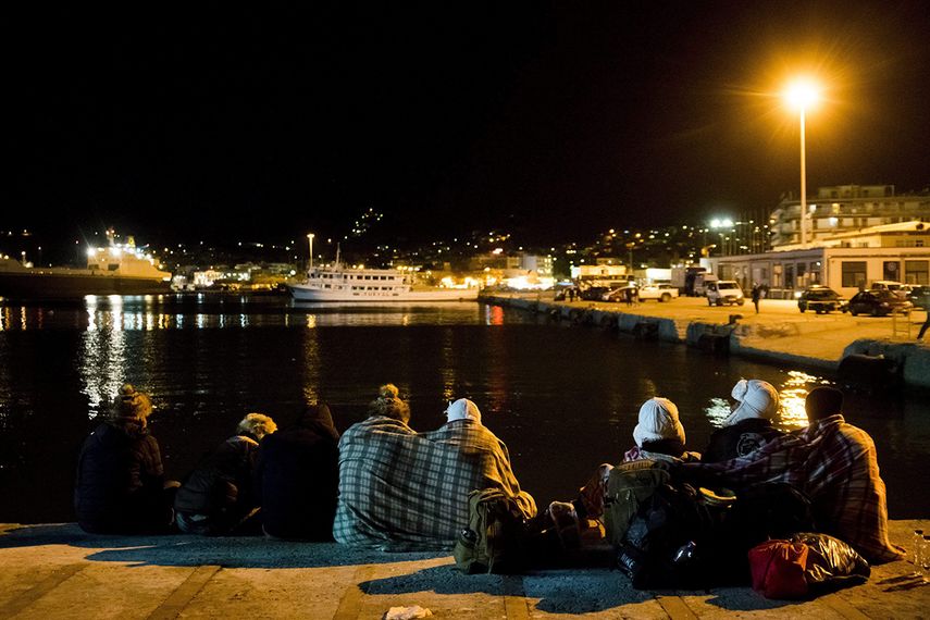 La situación en la frontera entre Grecia y Macedonia es tensa desde hace varios días. Según informaciones de la agencia de noticias griega Ana-Mpa, unos 1.600 refugiados estaban en la noche del jueves varados en la frontera. (EFE)