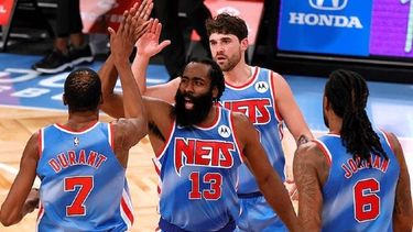 El escolta James Harden protagonizó un extraordinario debut con Brooklyn Nets con un triple-doble de 32 puntos en la victoria ante el Orlando Magic