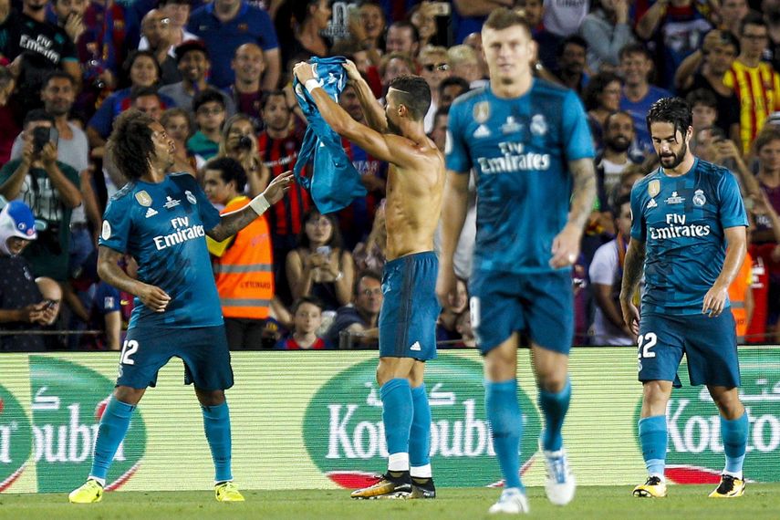 Tras su golazo, Cristiano Ronaldo emuló la celebración de Lionel Messi en el Bernabéu la temporada pasada.