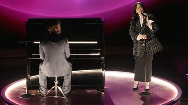 Finneas y Billie Eilish cantan What Was I Made For? de la película Barbie durante la entrega de los Óscar el 10 de marzo de 2024, en el Teatro Dolby de Los Ángeles.