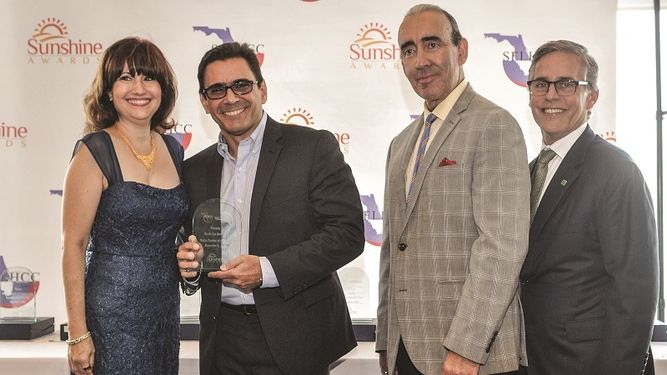 Liliam M. Lopez, Presidenta, Cámara de Comercio Hispana del Sur de la Florida, Osmin Martinez, Director Ejecutivo del Diario Las Américas, Luis Casas y 