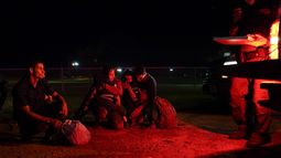 Los migrantes llegan a un área de entrada luego de entregarse al cruzar la frontera entre Estados Unidos y México el miércoles 12 de mayo de 2021 en La Joya, Texas.&nbsp;&nbsp;