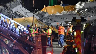 Vista parcial de la estructura colapsada del puente peatonal de FIU, en Miami.