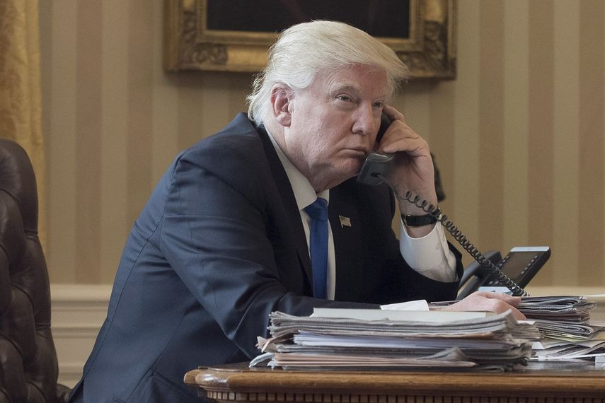 Donald Trump, presidente de EEUU, habla por teléfono desde la Casa Blanca.