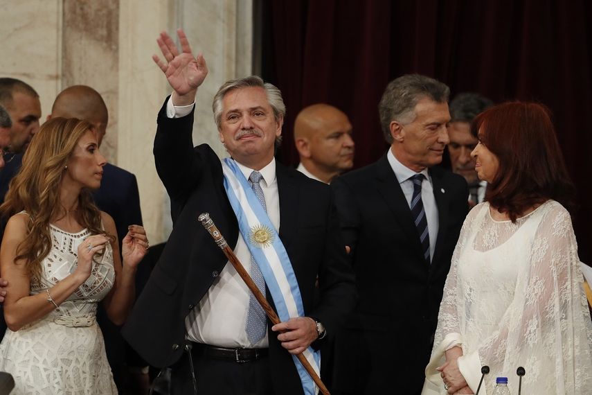 El presidente de Argentina, Alberto Fern&aacute;ndez, saluda despu&eacute;s de prestar juramento en el Congreso en Buenos Aires, Argentina, el martes 10 de diciembre de 2019. A la derecha est&aacute; la vicepresidenta Cristina Fern&aacute;ndez de Kirchner.&nbsp;