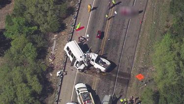 Fallecieron en el lugar del choque, el conductor del autobús, un maestro retirado, así como once de sus pasajeros, mientras que los otros dos ocupantes fueron trasladados vía aérea a dos hospitales de San Antonio.