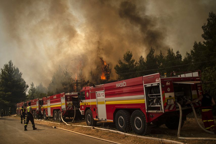 Bomberos de Eslovaquia intentan extinguir las llamas de un incendio forestal cerca de la aldea de Avgaria en la isla de Evia (Eubea), el 10 de agosto de 2021. Cerca de 900 bomberos, reforzados durante la noche con recién llegados del extranjero, se desplegaron en el segundo isla más grande como las principales ciudades y centros turísticos permanecieron amenazados por un incendio que ha estado ardiendo durante ocho días. &nbsp;