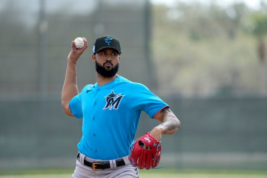 El lanzador dominicano Sandy Alcántara, de los Marlins de Miami, trabaja durante una sesión de entrenamiento de bateo, el domingo 19 de febrero de 2023, en Júpiter, Florida.