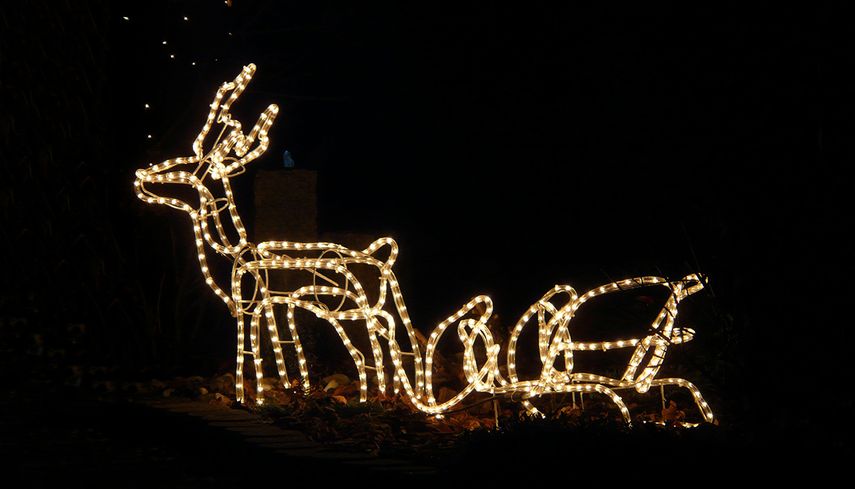 Luces de Navidad adornas las casas.