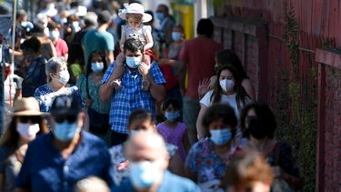 Personas caminando en Santiago, Chile.