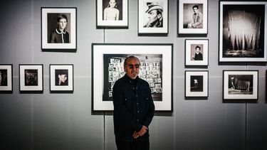 El fotógrafo italiano Paolo Roversi posa durante una entrevista antes de la exposición dedicada a su trabajo con fotografías tomadas a lo largo de 50 años de carrera en el Palais Galliera de París el 14 de marzo de 2024.
