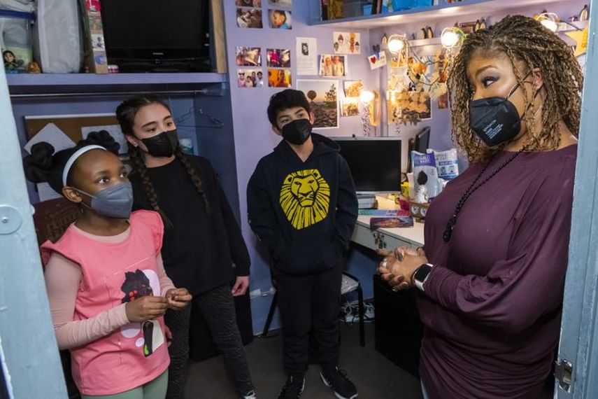 Los jóvenes actores Sydney Elise Russell, Alayna Martus y Vince Ermita, de izquierda a derecha, comparten hechos sobre el Mes de la Historia Negra con la actriz Bonita J. Hamilton entre bambalinas en el teatro Minskoff de Broadway, antes de una función de The Lion King (El rey león), el viernes 18 de febrero de 2022 en Nueva York.&nbsp;