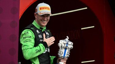 El piloto alemán de Kick Sauber, Nico Hulkenberg, celebra su tercer puesto en el podio durante el Gran Premio de Gran Bretaña de Fórmula 1 en el circuito de Silverstone, en el centro de Inglaterra, el 6 de julio de 2025.&nbsp;