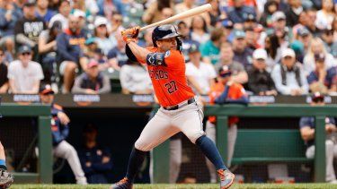 José Altuve #27 de los Astros de Houston batea durante la tercera entrada contra los Marineros de Seattle en el T-Mobile Park el 20 de julio de 2025 en Seattle, Washington. 