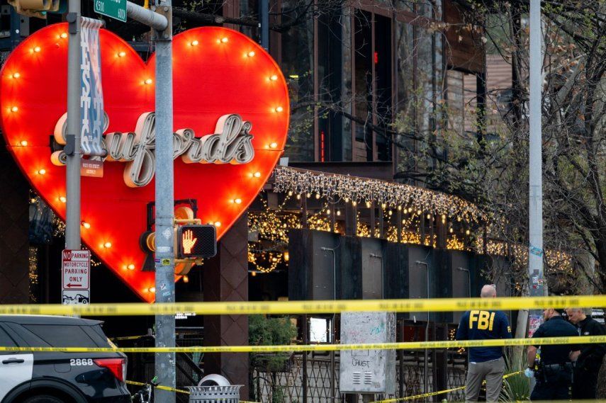 El FBI se encuentra con la policía local en el bar de Buford, Texas, escenario de un tiroteo el 01 de marzo de 2026 en Austin, Texas.&nbsp;