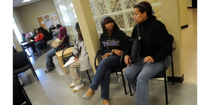 Personas en busca de trabajo esperan su turno para ser atendidas en la sala de espera de una oficina de empleo en la ciudad de Orlando. (EFE)