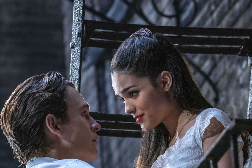 En esta imagen difundida por 20th Century Studios, Ansel Elgort como Tony, izquierda, y Rachel Zegler como María en una escena de West Side Story.&nbsp;