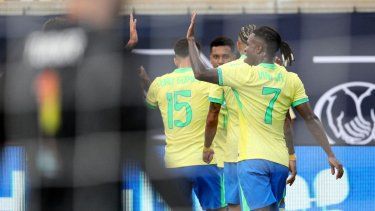 Los jugadores brasileños, incluido el delantero brasileño #07 Vinicius Junior, celebran después de un gol en el primer tiempo del delantero brasileño #10 Rodrygo (C, frente a la cámara) durante el partido amistoso de fútbol internacional Clásico Continental 2024 entre Estados Unidos y Brasil en el Camping World Stadium en Orlando, Florida. 12 de junio de 2024. &nbsp;