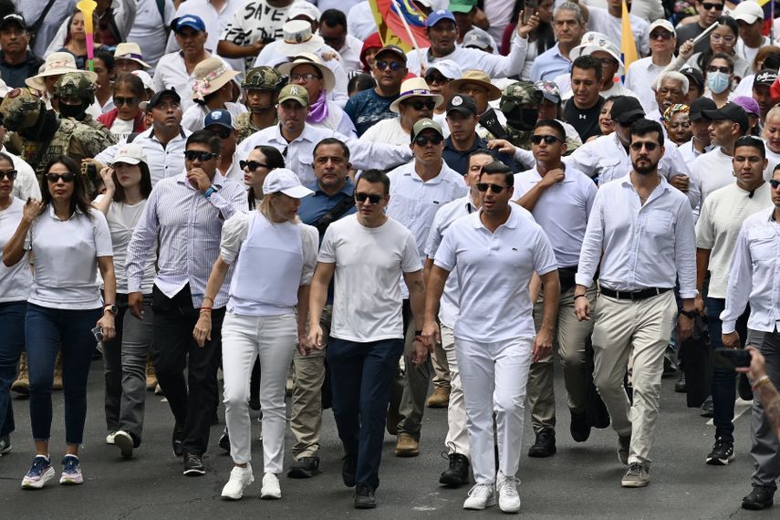 El presidente de Ecuador, Daniel Noboa (centro), encabeza una marcha por la paz y la justicia en Guayaquil, Ecuador, el 11 de septiembre de 2025.