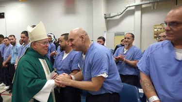 Arzobispo Charles J. Chaput saluda a los reclusos en la Misa en el Fondo para el Curran Fromhold Correccional en el noreste de Filadelfia, en enero de 2015. (FACEBOOK)