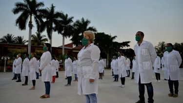 Foto de archivo que muestra a una delegación de médicos cubanos.