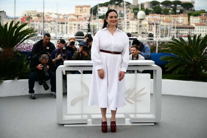 La actriz estadounidense y miembro del jurado del 77º Festival de Cine de Cannes Lily Gladstone posa durante una sesión fotográfica del jurado en Cannes, sur de Francia, el 14 de mayo de 2024.