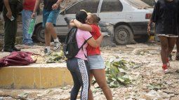 Personas lloran frente a escombros de edificios afectados por terremotos este jueves, en La Guaira (Venezuela).&nbsp;&nbsp;