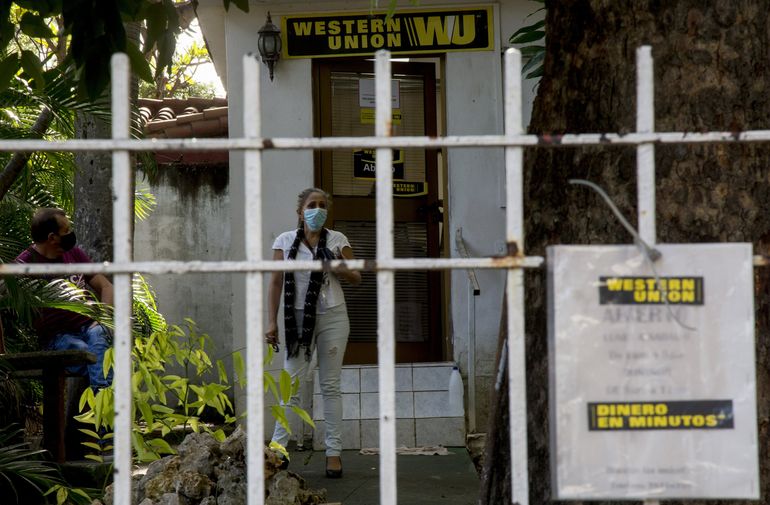 Si Western Union no ha podido regresar a Cuba después de la medida que prohíbe las transacciones de remesas de empresas norteamericanas con empresas pertenecientes a las Fuerzas Armadas cubanas, no con empresas civiles, ha sido por la resistencia de GAESA (GAE S.A) a ceder el control del negocio de envío de remesas a Cuba
