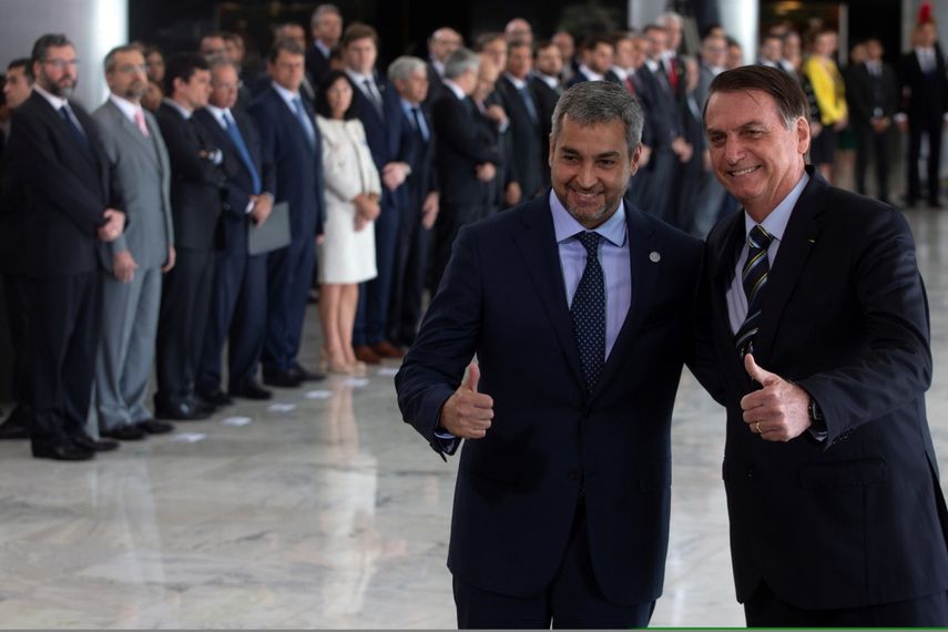 El presidente de Paraguay, Mario Abdo Benítez (i), es recibido por su homólogo de Brasil, Jair Bolsonaro (d), a su llegada al Palacio del Planalto, en la ciudad de Brasilia.&nbsp;