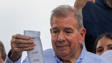 El candidato de la oposición, Edmundo González, sostiene actas de votación desde lo alto de un camión durante una protesta contra los resultados oficiales de las elecciones presidenciales que dieron ganador al dictador Nicolás Maduro en Caracas, Venezuela, el martes 30 de julio de 2024