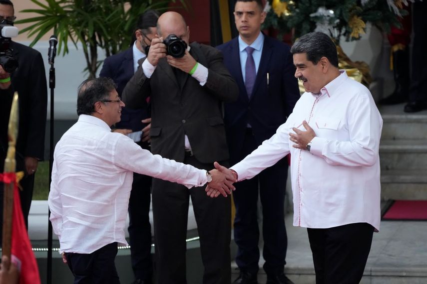 El presidente de Colombia, Gustavo Petro, a la izquierda, le da la mano del dictador de Venezuela, Nicolás Maduro, en las escaleras de Miraflores, en Caracas, Venezuela, el martes 1 de noviembre de 2022. 