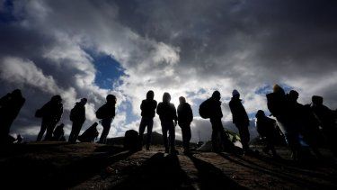 Inmigrantes que buscan asilo hacen cola para ser tramitados el 2 de febrero de 2024, luego de cruzar la frontera sur de Estados Unidos.&nbsp;